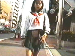 ノーパンセーラー服のスカートの前を切って歩行 - エロ動画 アダルト動画